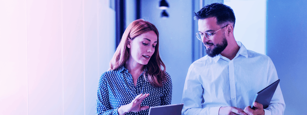 Un homme et une femme échangent sur un sujet professionnel