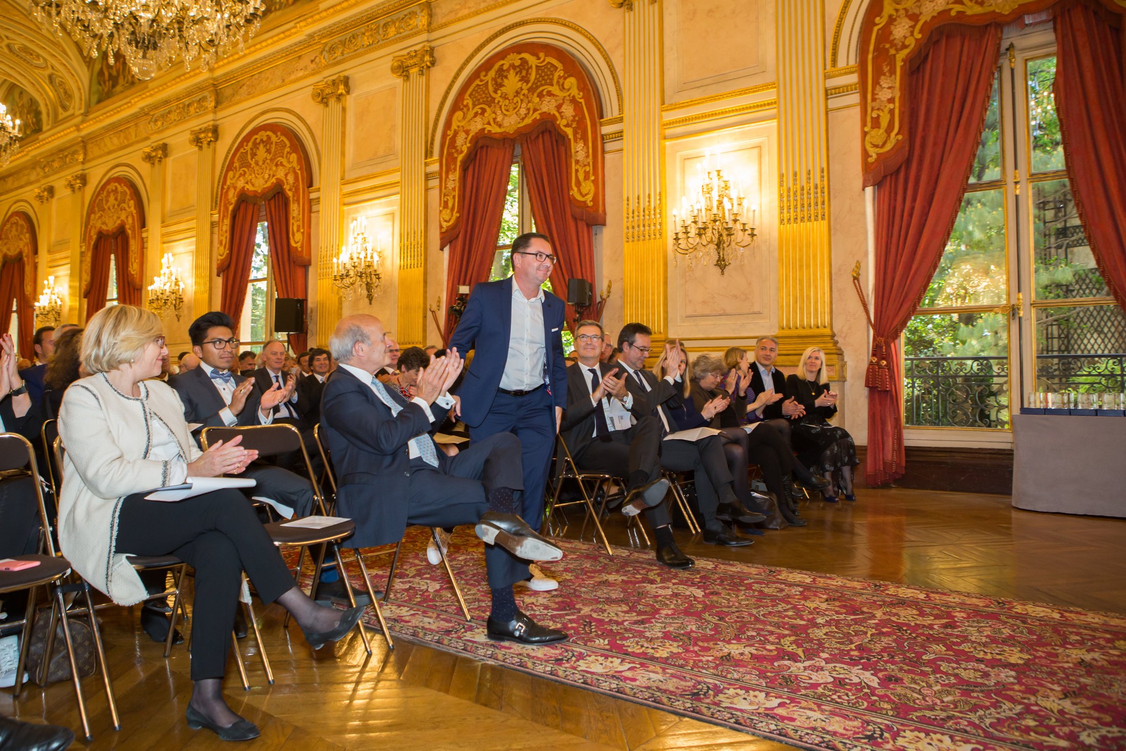 Olivier Méril lors au milieu d'un public applaudissant lors de la remise du prix des Victoires des Autodidactes