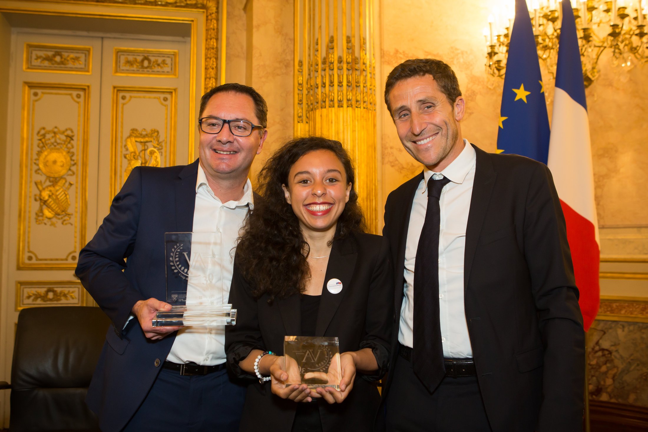 Olivier Méril et deux lauréats lors de la remise du trophée des Victoires des Autodidactes