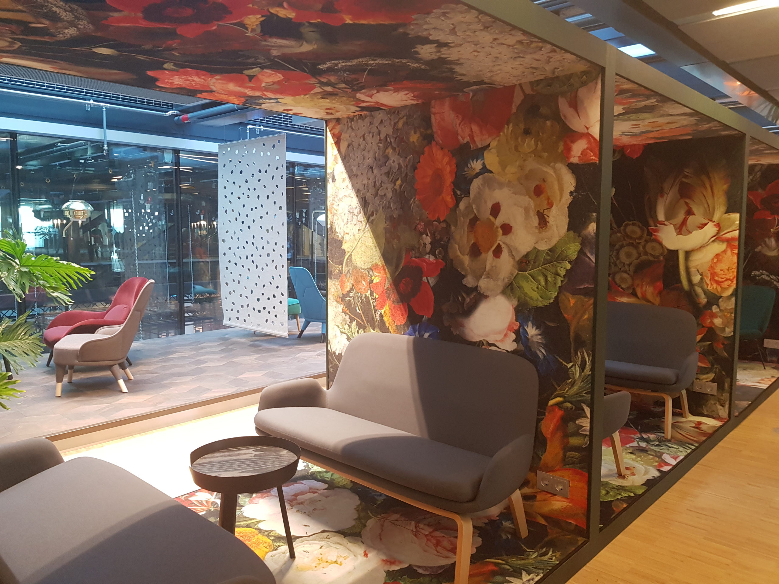 Locaux au Danemark : canapé gris sur tapisserie à fleurs
