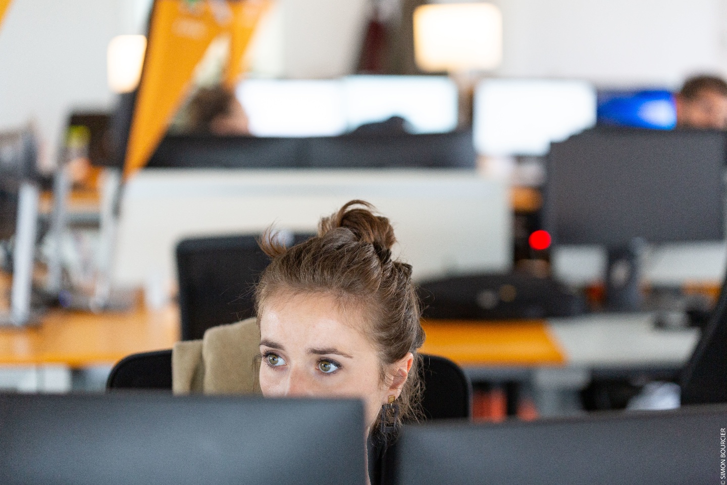Collaboratrice de Mediaveille devant son pc