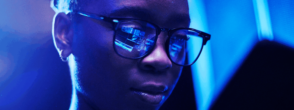 Gros plan sur les lunettes d'une personne face à un écran