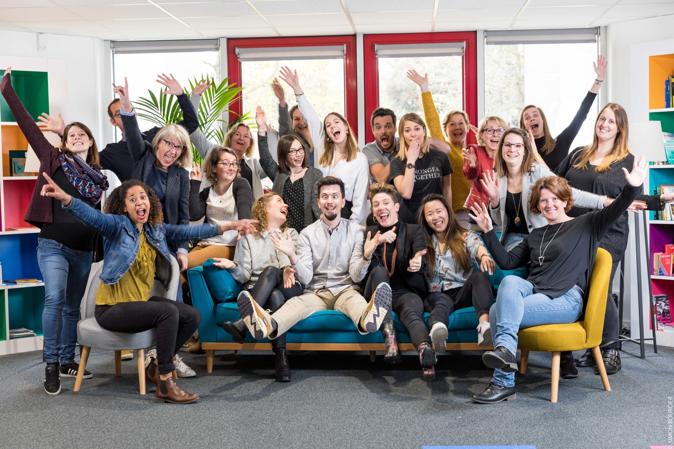 Plusieurs collaborateurs MV Group faisant les fous pour une photo
