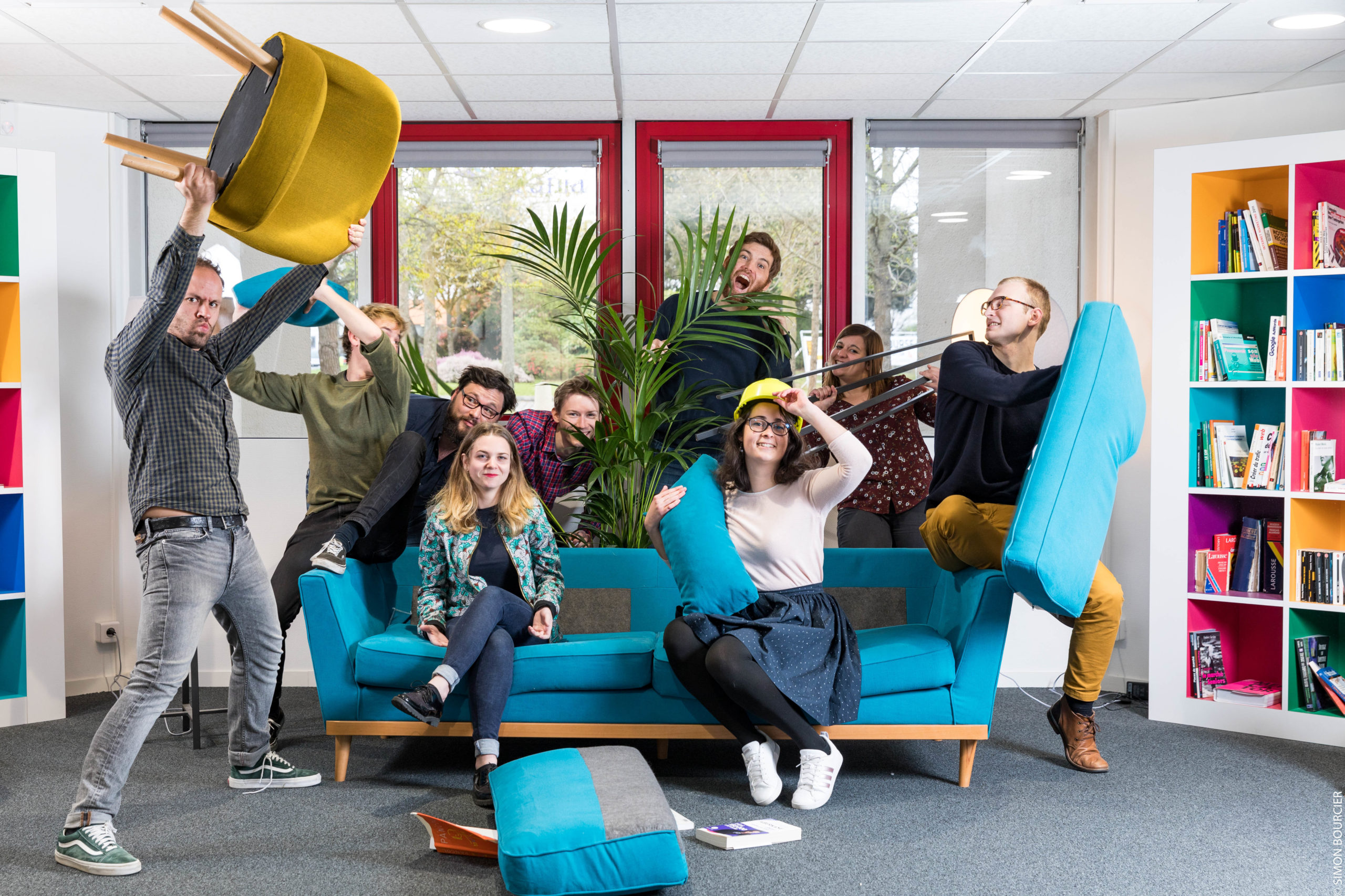 Collaborateurs faisant les fous (grimaces, jouant avec des objets)