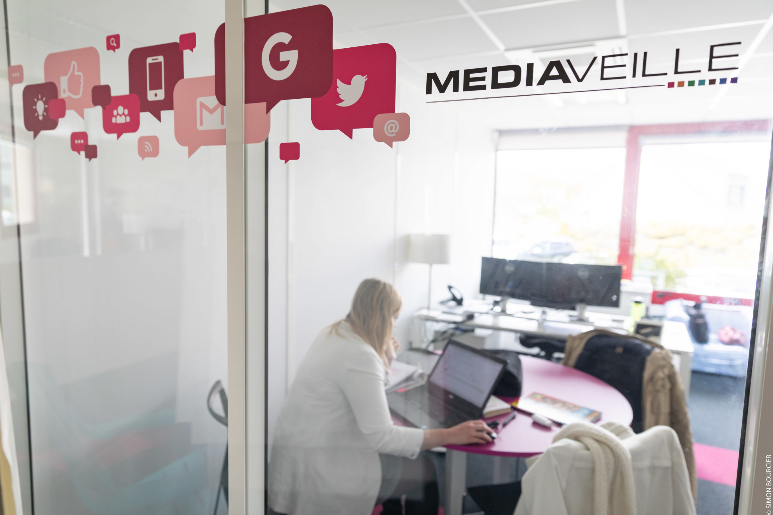 Collaboratrice Mediaveille travaillant dans une salle de réunion
