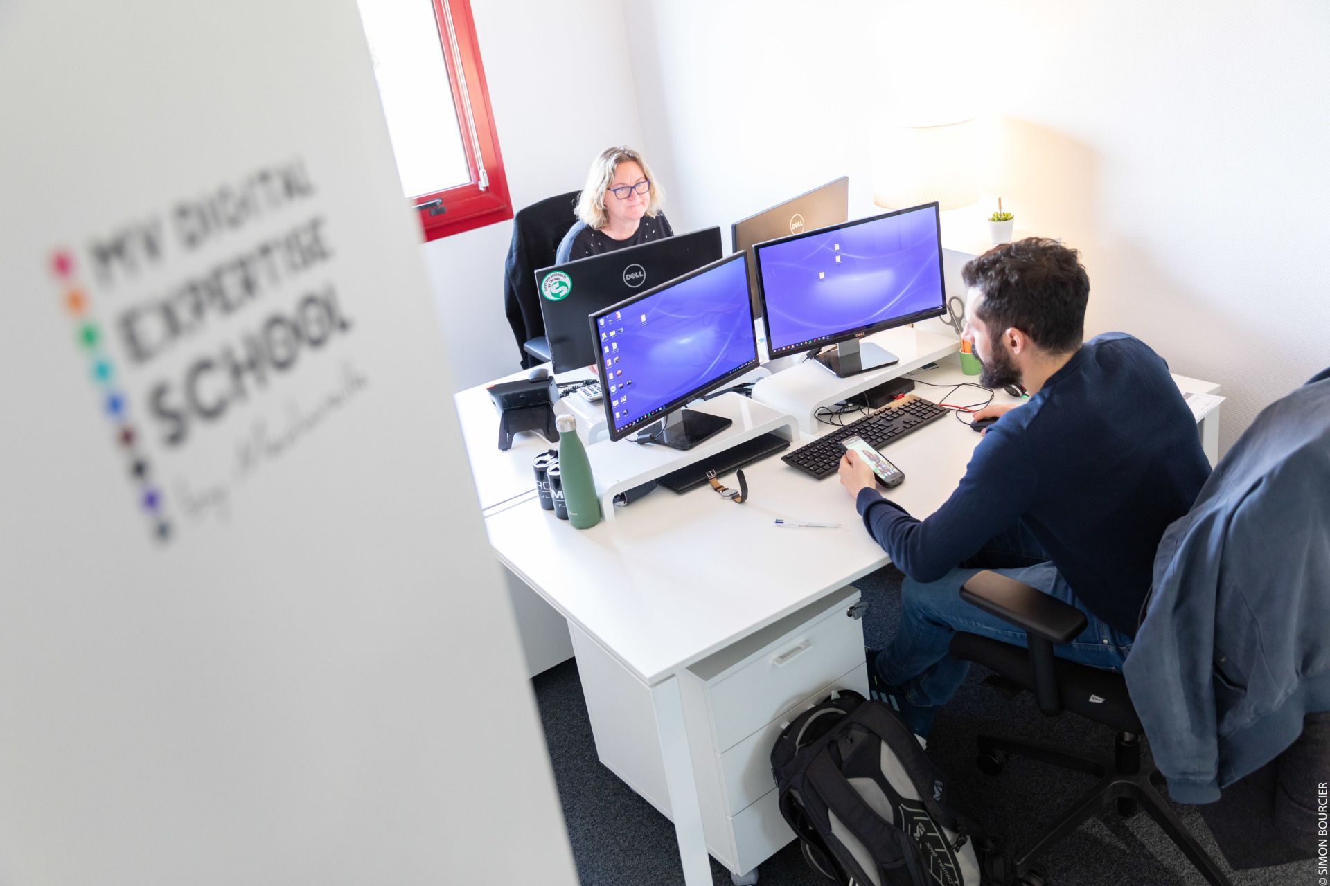 hapiness manager à son poste de travail