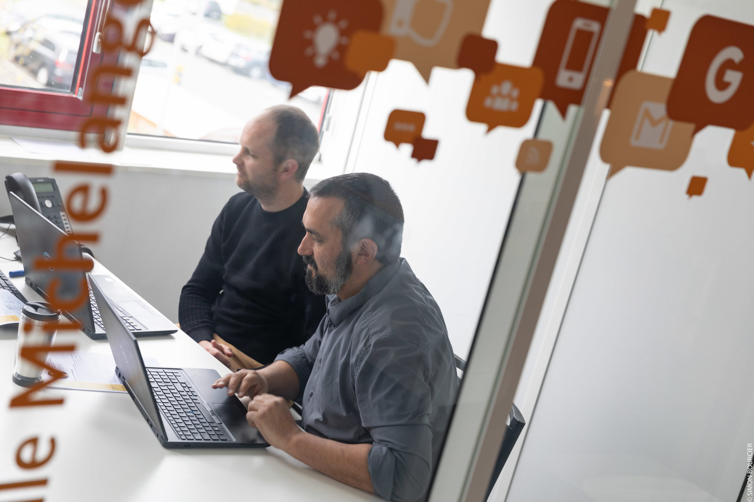 Deux collaborateurs MV Group en réunion
