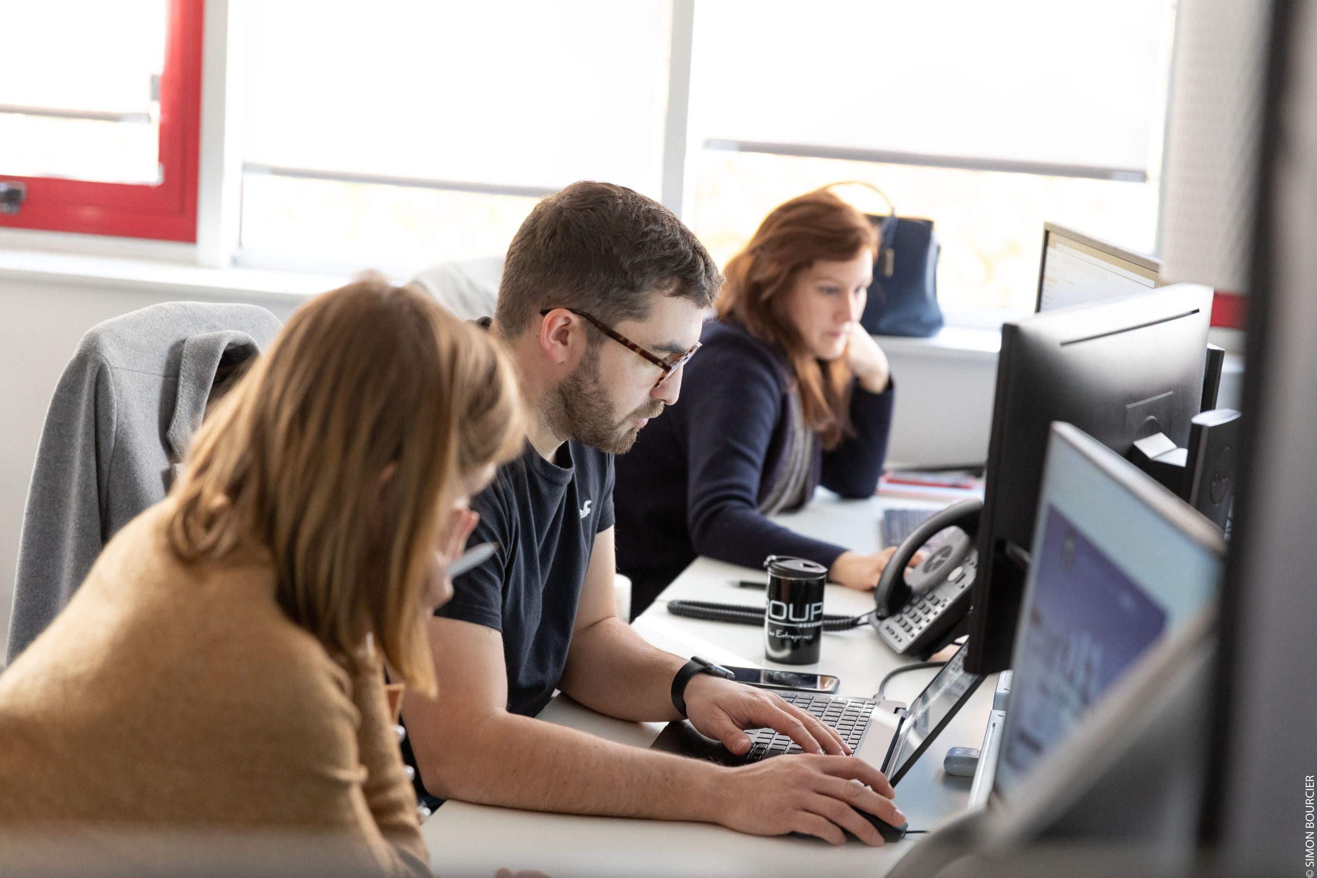 3 collaborateurs devant leur écran