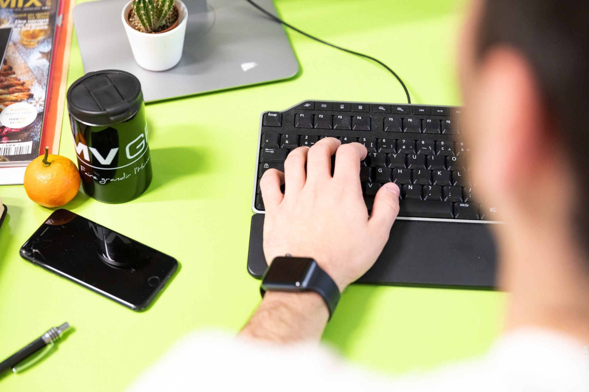 Mains sur un clavier