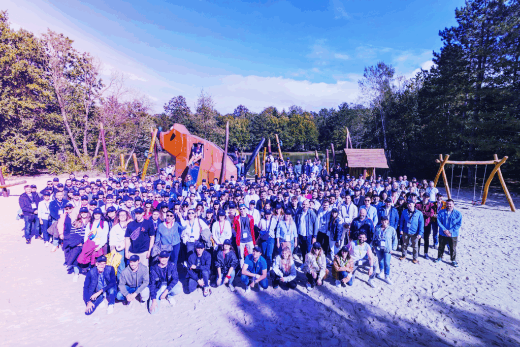 Photo de groupe de tous les salariés de MV Group